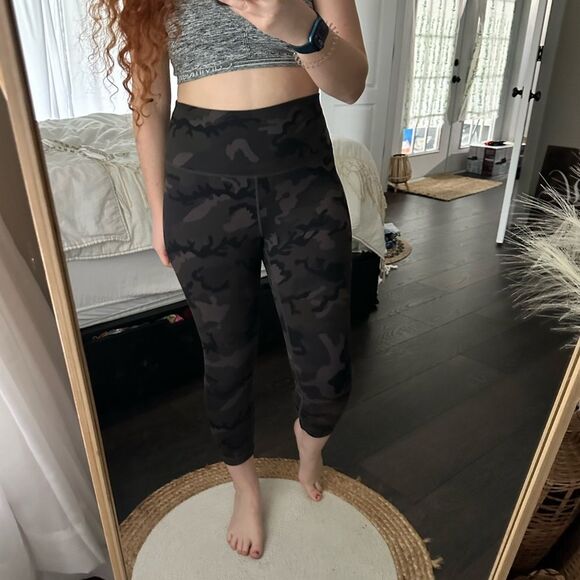 Zyia Active Women’s 6-8 Black Camo Cropped Leggings - Picture 1 of 8